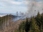 Les v plameňoch: Vrtuľník a hasiči pokračujú v zásahu pri Spišskej Teplici