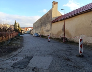 vyprázdnená príjazdová cesta