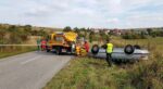 Nehoda v Jamníku: Vodič BMW skončil na streche po náraze do cestárskej techniky