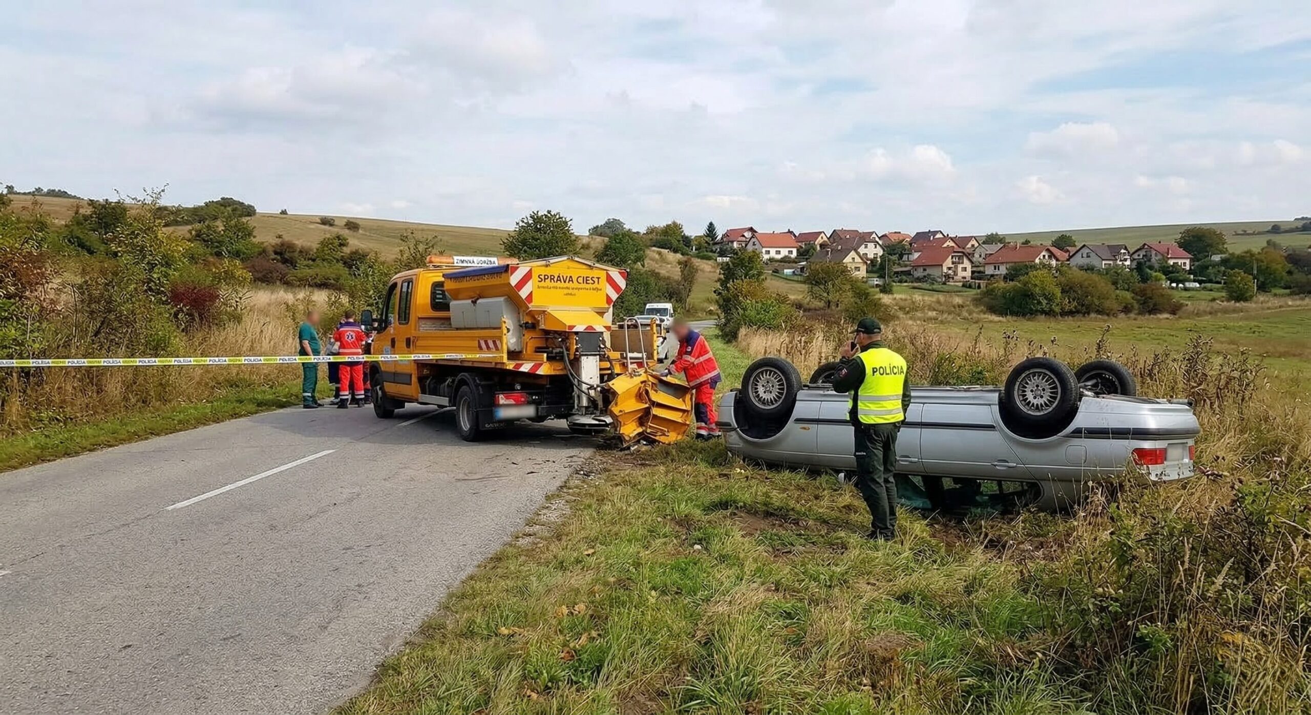 Nehoda v Jamníku: Vodič BMW skončil na streche po náraze do cestárskej techniky