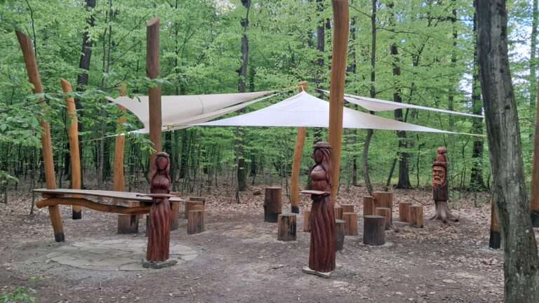 Na kávu do lesa a bez signálu: V Šaci otvorili unikátnu samoobslužnú kaviareň