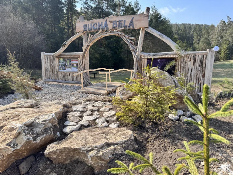 Suchá Belá má nový vstupný portál: Moderný semafor má stopnúť nekonečné rady v rokline