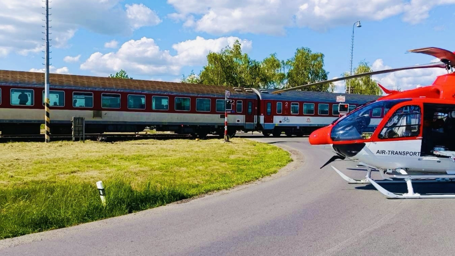 Vodička na Mercedese ignorovala výstrahu: Vodička vošla priamo pod idúci rýchlik