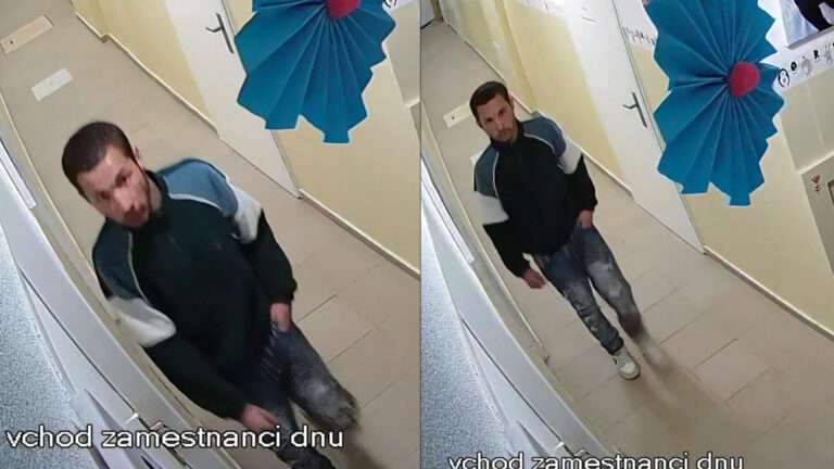 Záber z bezpečnostnej kamery zachytáva podozrivého muža s krátkymi tmavými vlasmi a bradou v tmavomodrej bunde, ktorý sa pohybuje po chodbe zariadenia Domu Charitas v Spišskej Novej Vsi.