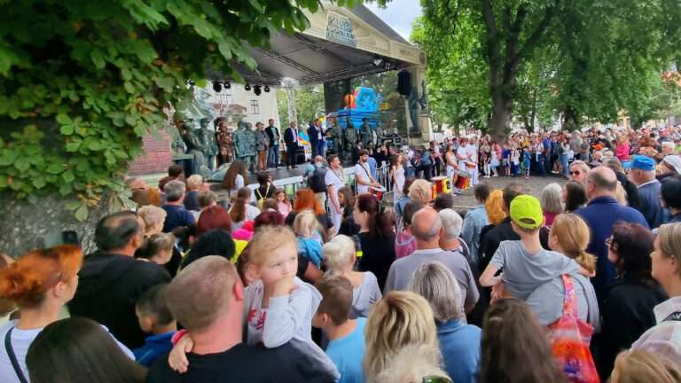 Jubilejný festival Živé sochy prinesie športovú premiéru a recesiu Vrchni, prchni!