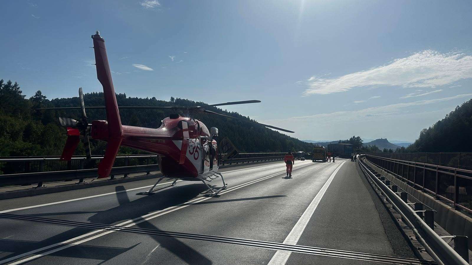 AKTUALIZOVANÉ: Tragédia pri Branisku: Po zrážke s kamiónmi zahynula 52-ročná žena, 18-ročné dievča transportoval vrtuľník vo vážnom stave