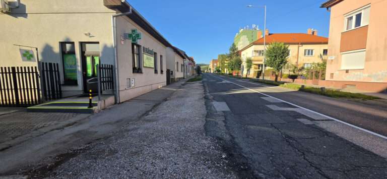 Rekonštrukcia chodníka na Starosaskej si vyžiada viac financií: Poslanci jednohlasne schválili navýšenie na 300-tisíc eur