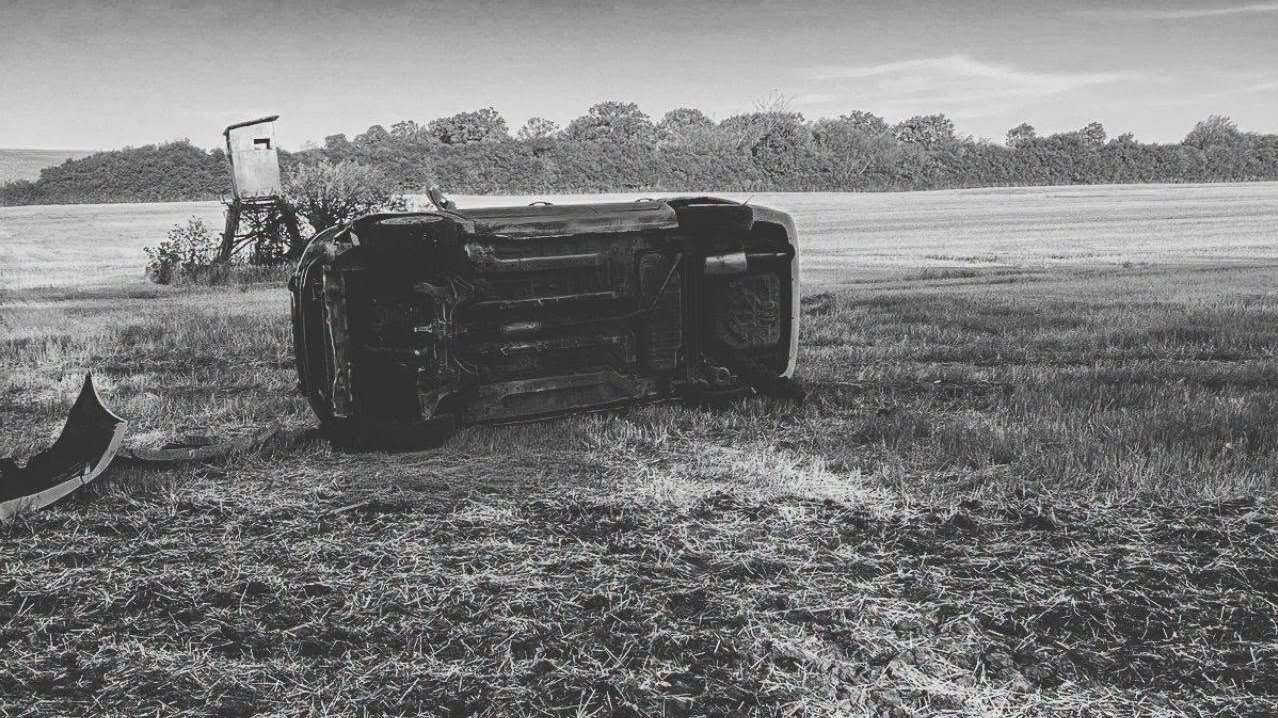 Tragédia pri Trebišove: Opitý vodič bez oprávnenia prevrátil auto plné detí, 15-ročný chlapec neprežil