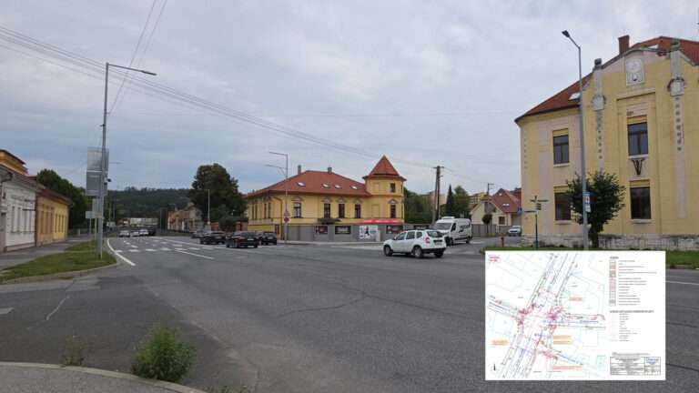 Pohľad na súčasný stav križovatky ulíc Školská a Hviezdoslavova v Spišskej Novej Vsi. V pravom dolnom rohu je graficky vložený technický nákres plánovanej svetelnej signalizácie a úprav.