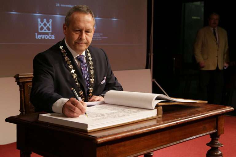 Primátor mesta Levoča Miroslav Vilkovský s insígniami podpisuje mestskú knihu – komunálne voľby Levoča 2026