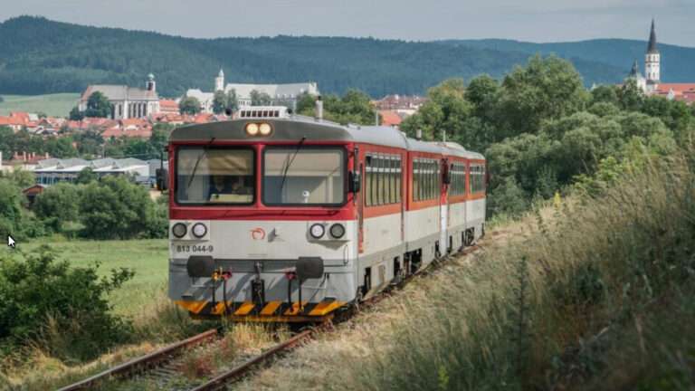 Osobný vlak na železničnej trati medzi Spišskou Novou Vsou a Levočou