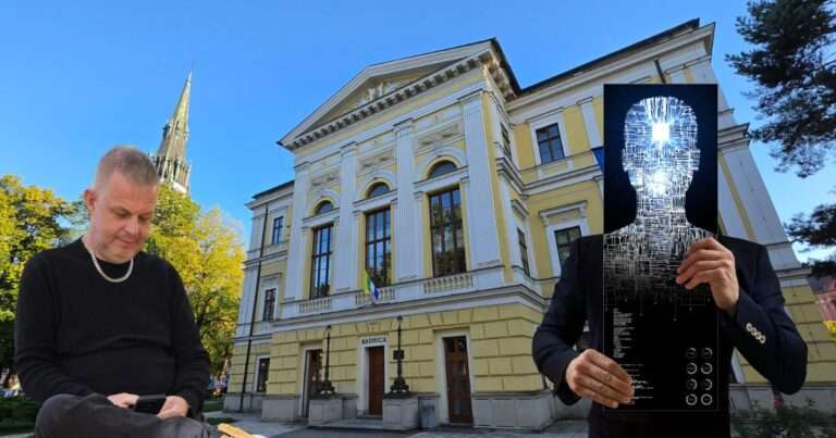 Komentátor Spišiakovín sedí s mobilným telefónom v ruke na námestí pred historickou radnicou v Spišskej Novej Vsi, pričom vedľa neho stojí muž v obleku s veľkým displejom zobrazujúcim umelú inteligenciu namiesto hlavy a trupu.