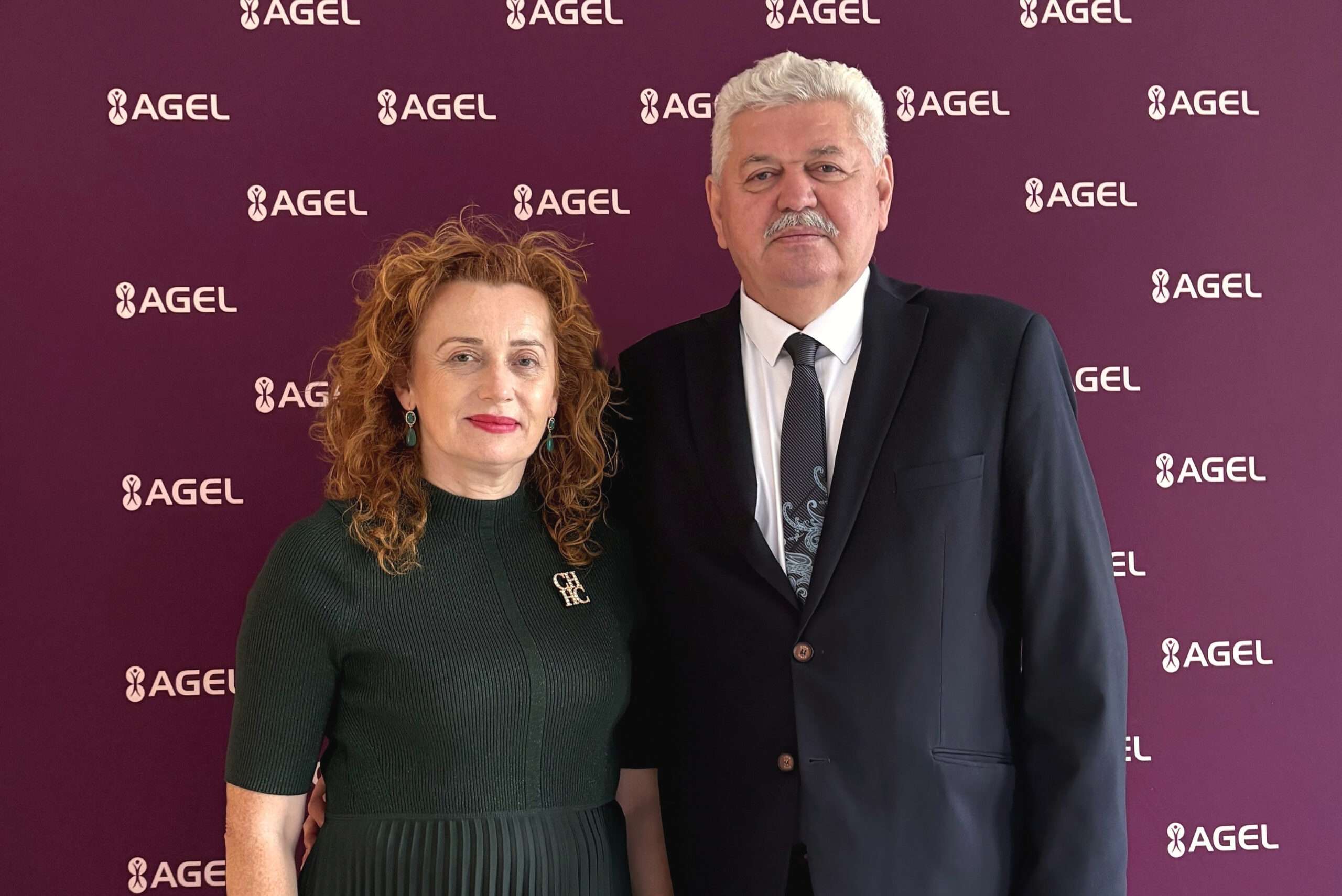 MUDr. Renáta Bičanovská, MBA, a Ing. František Lešundák, predstavení ako nové a odchádzajúce vedenie nemocníc AGEL Levoča a Krompachy, stojaci vedľa seba pred fotostenou s logami AGEL.