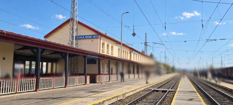 Všímavý svedok zabránil krádeži: Na stanici v Spišskej Novej Vsi sa 21-ročný mladík pokúsil okradnúť 83-ročnú starenku