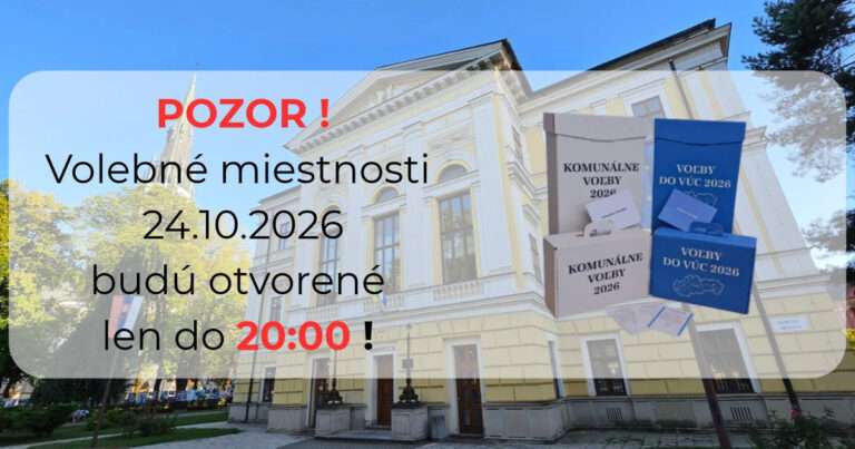 Volebná infografika pred radnicou v Spišskej Novej Vsi upozorňujúca na čas spojených volieb 24.10.2026 do 20:00 a zobrazenie bielych a modrých volebných schránok.