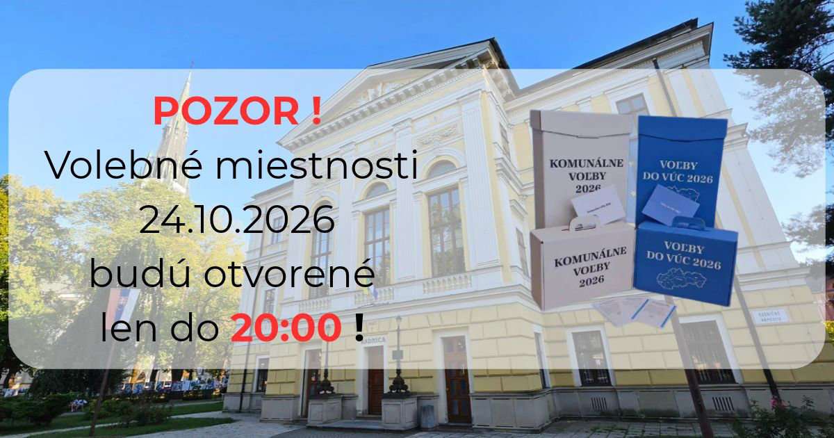 Volebná infografika pred radnicou v Spišskej Novej Vsi upozorňujúca na čas spojených volieb 24.10.2026 do 20:00 a zobrazenie bielych a modrých volebných schránok.